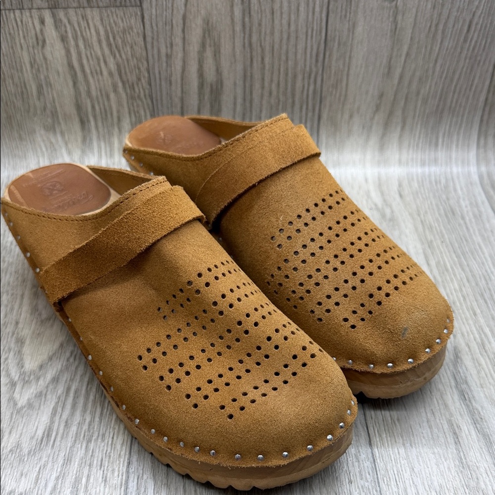 Troentorp Stylish Tan Suede Mules